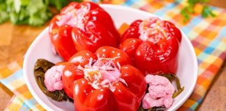 Gogoșari umpluți cu varză și morcovi pentru iarnă. Sunt delicioși și merg de minune cu o gamă variată de preparate culinare!